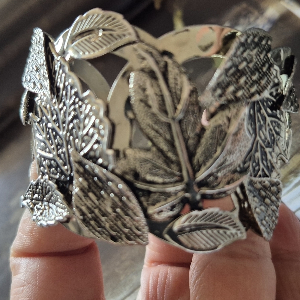 Silver Tone Bracelet With Leaves Motif - Picture 3 of 6